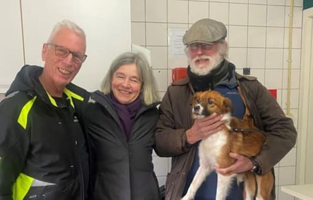 Hond Sammie neemt de trein, maar zonder baasje