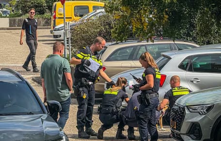 Hond wordt door politie uit snikhete auto bevrijd in Arnhem