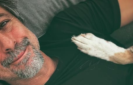 hugo-silva-con-su-perro-floky