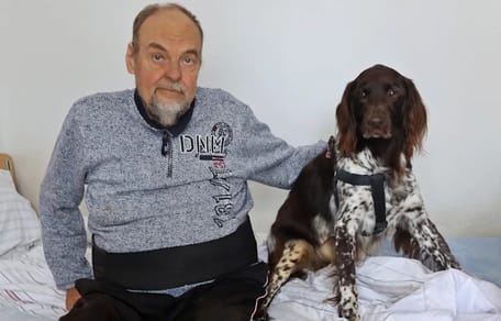 Hunde-Opi Yalk und sein Herrchen