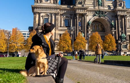 Hundehalterin vor dem Berliner Dom