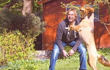 Jürgen Klopp spielt mit Hündin Emma