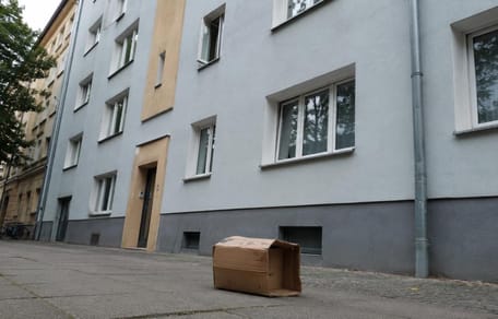Karton steht auf einem Gehweg