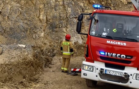Kielcer Feuerwehrleute retten einen Hund.