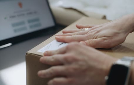 Kobieta nadaje paczkę