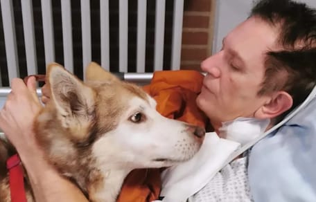 Kranker Mann sieht seinen Hund zum letzten Mal