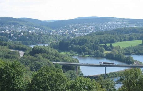Kreisstadt Olpe mit Biggesee im Vordergrund