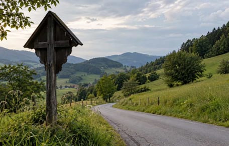 Kreuz an einer Landstraße