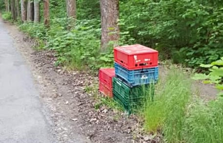 Kunststoffkisten stehen neben der Tierheim-Zufahrt
