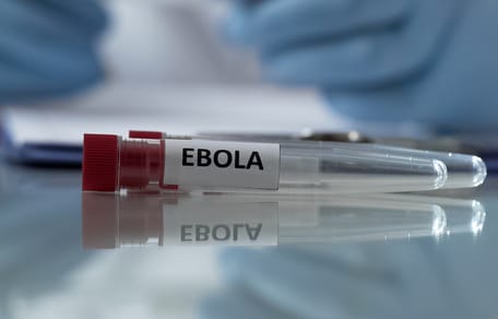 Laborröhrchen mit Aufschrift "Ebola"