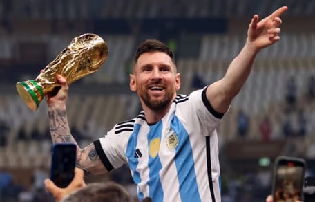 Lionel Messi mit Pokal
