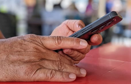 Männerhände halten Telefon
