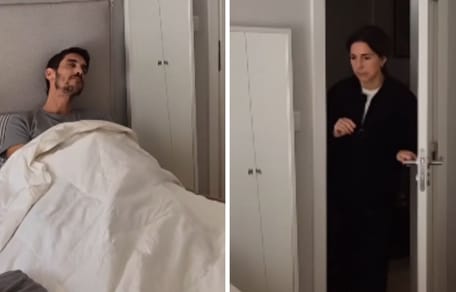 Mężczyzna w łóżku z jamnikiem.