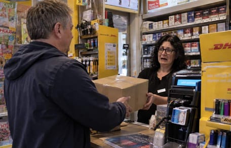 Mann im Paket-Shop