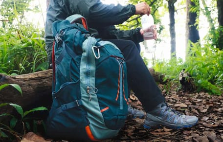 Mann mit Rucksack im Wald