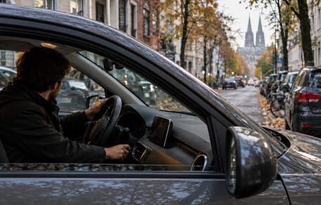 Mann startet Auto