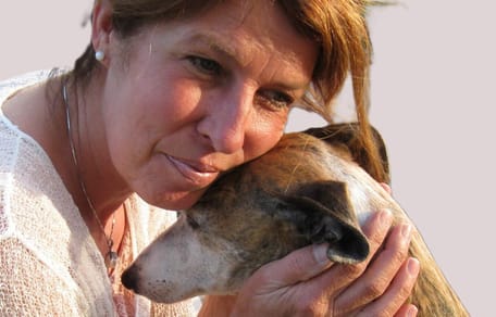 Marga Hendrix schrijft boek over mishandelde Spaanse honden