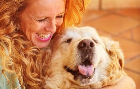 maria-castro-abraza-golden-momo