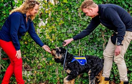 Mark Verhoef met zijn hulphond Shiro