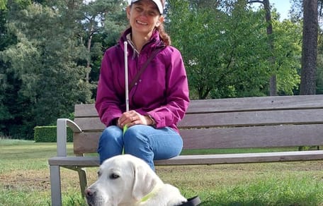 Marloes Schaap en hulphond Toto oog in oog met wolf