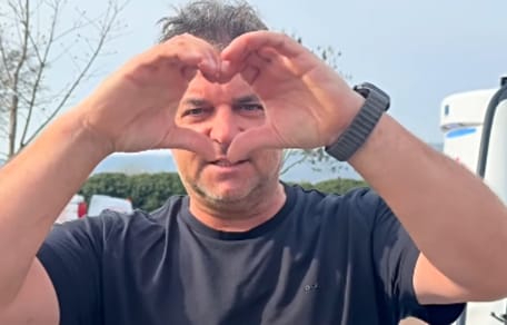 Martin Rütter hält seine Hände zum Herz