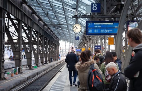 Menschen warten auf einen Zug