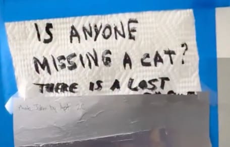 Briefje in het flatgebouw