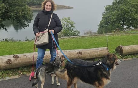 Mirjam met de zoekgeraakte hond Bonnie