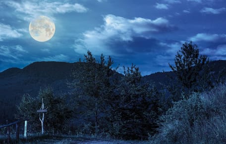 Mond über einer Landschaft