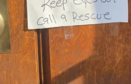 L'agent immobilier découvre un mot scotché à la porte d'une maison : les anciens locataires ont commis le pire (vidéo)