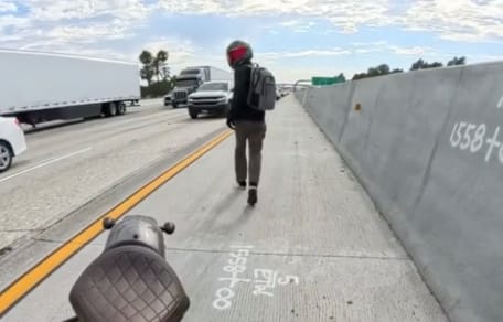 Motard sur l'autoroute