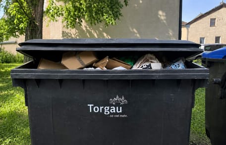 Müllcontainer mit der Aufschrift "Torgau"