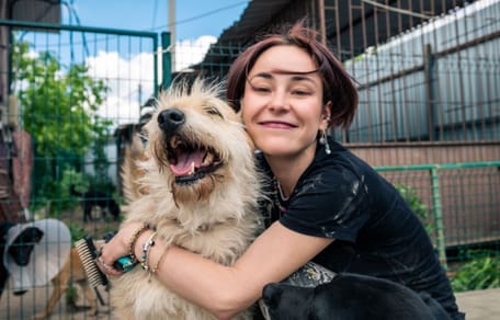mujer-abraza-perro-refugio-animales