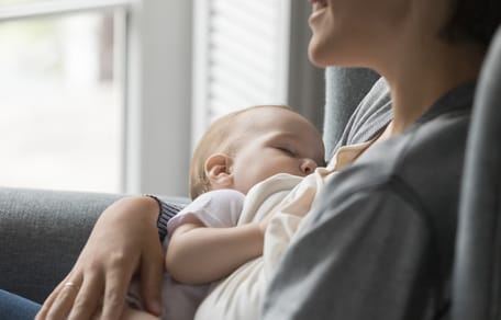 Mutter hält Säugling