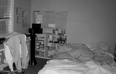 Natalie duerme y algo la despierta