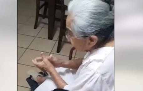 Seniorin klatscht in die Hände