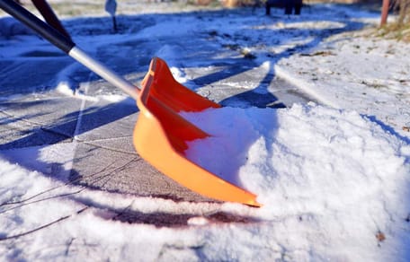 Orange Schneeschaufel