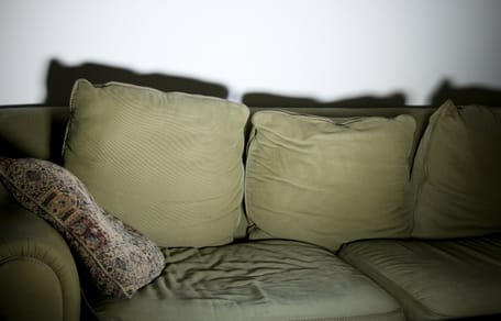 Paar kauft gebrauchtes Sofa mit Extra