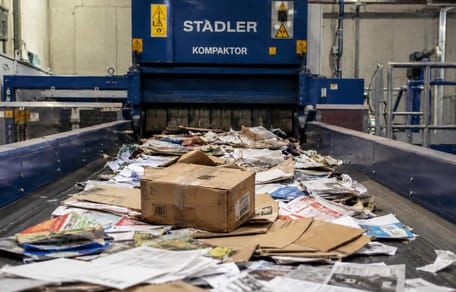 Papiermüllpresse mit Förderband davor