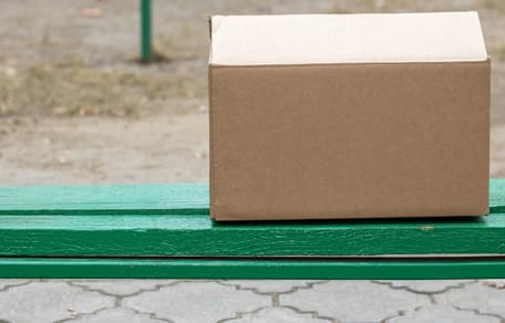 Pappkarton auf einer Bank