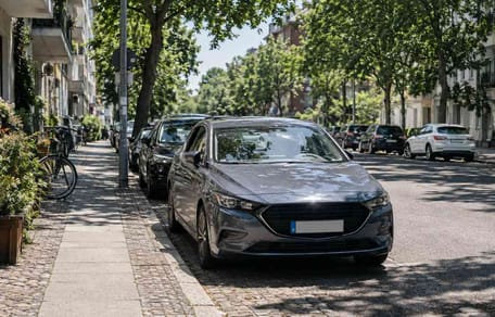 Parkendes Auto an sonnigem Tag