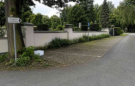 Parkplatz eines Friedhofs