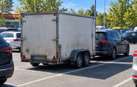 Parkplatz mit abgestelltem Anhänger