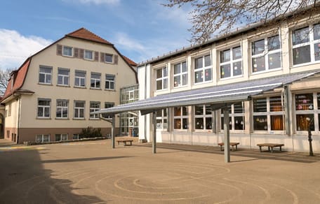 Pausenhof einer Schule