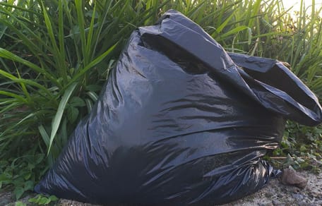 Plastiktüte am Wegrand