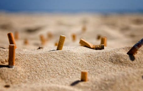playa-llena-de-colillas-tabaco