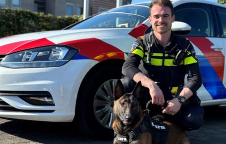 Politieagent Dennis met de gevonden hond Lara die hij heeft geadopteerd