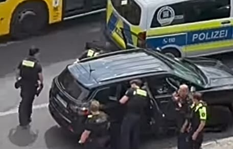 Polizei befreit Hund aus Auto