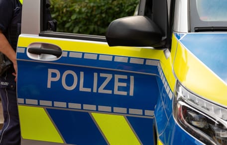 Polizeiauto mit geöffneter Tür