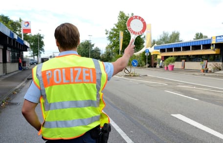 Policier avec gilet de sécurité et palette de signalisation